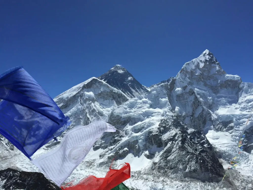 Mount everest z flagami