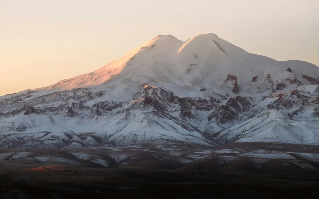 Elbrus podczas wschodu słońca